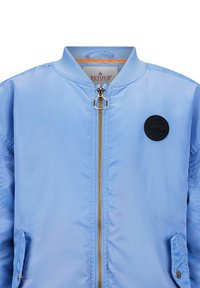 Helles blaues Bomberjacke mit goldener Reißverschluss und runder schwarzer Logopatch. Glattes Material mit geripptem Kragen und seitlichen Taschen.