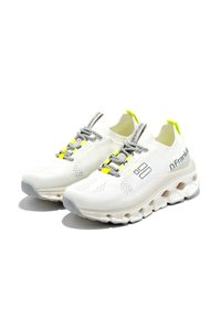 Scarpe sportive bianche con tomaia in mesh testurizzato, caratterizzate da dettagli giallo neon e lacci grigi a motivo. Suola bianca spessa con intagli.