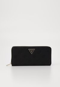 Portafoglio nero con zip, realizzato in ecopelle strutturata, caratterizzato da un motivo in rilievo e un logo triangolare metallico sulla parte anteriore.