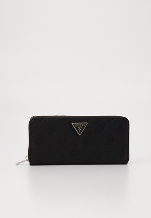 Portafoglio nero con zip, realizzato in ecopelle strutturata, caratterizzato da un motivo in rilievo e un logo triangolare metallico sulla parte anteriore.