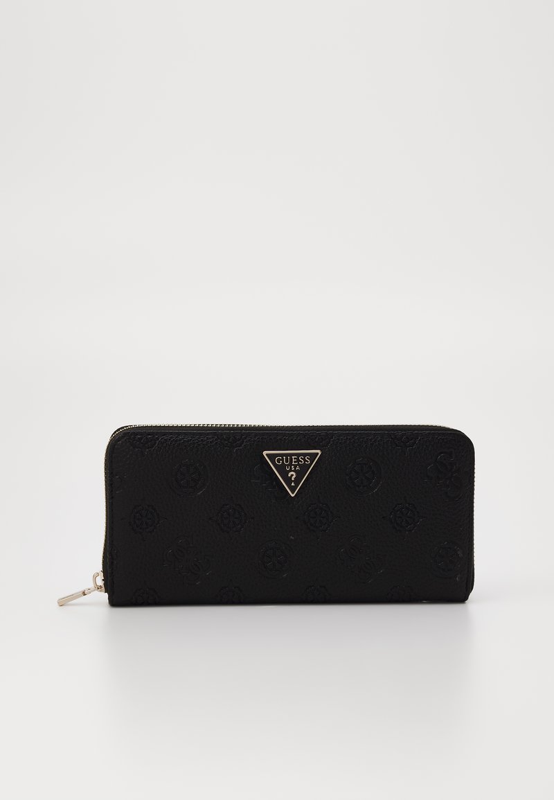 Portafoglio nero con zip, realizzato in ecopelle strutturata, caratterizzato da un motivo in rilievo e un logo triangolare metallico sulla parte anteriore.