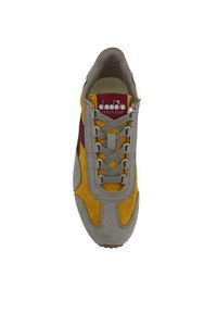 Sneaker Diadora Heritage a bassa altezza in grigio, giallo senape e bordeaux con lacci grigi e texture in suede.
