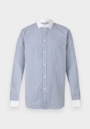 Pikkade varrukatega särk, millel on vertikaalsed sinised ja valged triibud, valge krae ja valged mansetid, ühevärvilisel taustal.