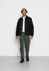 Carhartt WIP NEWEL PANT - Calças - hemlock green