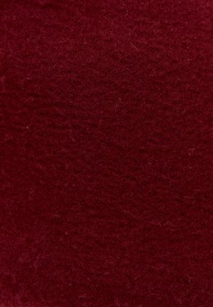 Tessuto in feltro di colore rosso profondo con una superficie morbida e strutturata caratterizzata da fibre sottili. Aspetto uniforme e denso con una leggera variazione di tonalità.