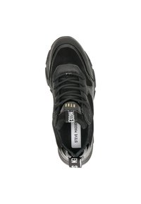 Zapatilla deportiva negra que combina materiales de gamuza y cuero, con puntera redonda, acentos texturizados y logo blanco en la lengüeta.