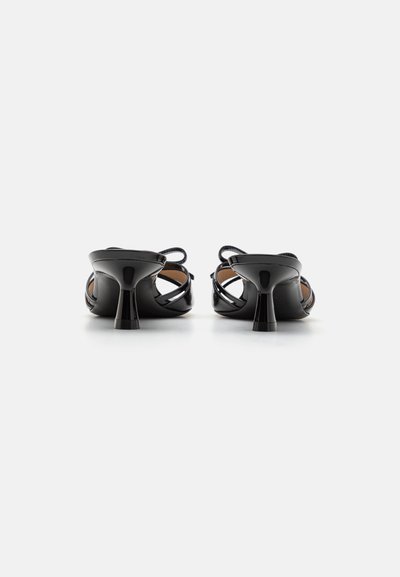 Stuart Weitzman FELICITY BOW SLIDE - Mules à talons - black
