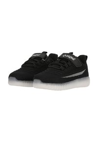 Le sneaker in maglia nera presentano una tomaia testurizzata, lacci elastici e una cintura in velcro. La suola traslucida ha un design a coste con un accento argento.
