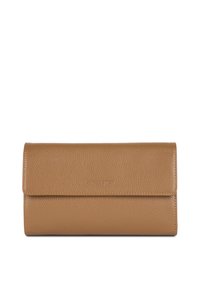 Portafoglio in pelle marrone con una trama a granuli, forma rettangolare, chiusura a patta e marchio in rilievo sul fronte.