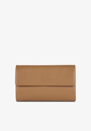 Portafoglio in pelle marrone con una trama a granuli, forma rettangolare, chiusura a patta e marchio in rilievo sul fronte.