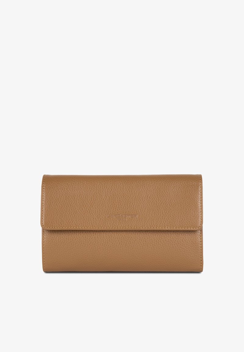 Portafoglio in pelle marrone con una trama a granuli, forma rettangolare, chiusura a patta e marchio in rilievo sul fronte.