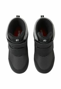 Czarne botki za kostkę z podwójnymi zapięciami na rzep, teksturowana górna część z syntetycznego materiału, szare wyściółka i czerwona wkładka. Okrągły czubek i trwała gumowa podeszwa.