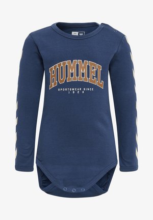 Marinblå långärmad body med "HUMMEL"-grafik i beige, har två tryckknappar vid axlarna och krämfärgade diagonala ränder längs ärmarna.
