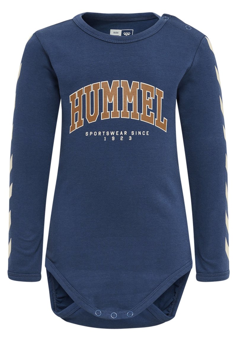 Marineblaues Langarm-Bodysuit mit "HUMMEL"-Grafik in Beige, ausgestattet mit zwei Druckknöpfen an den Schultern und cremefarbenen diagonalen Streifen entlang der Ärmel.