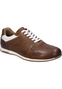 Brązowe skórzane trampki z białymi akcentami, teksturowanymi panelami, okrągłym noskiem i płaskimi białymi sznurówkami. Smukły profil z gumową podeszwą i kontrastowym wykończeniem.