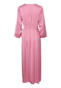 Rochie din satin roz cu mâneci lungi, talie elastică, fustă plisată și închidere cu nasturi la spate. Textură netedă și design fluid.