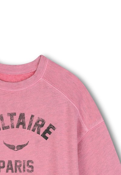 Sweat-shirt rose à col rond, avec un imprimé noir représentant "VOLTAIRE PARIS" et des accents d'ailes. Tissu doux et texturé.