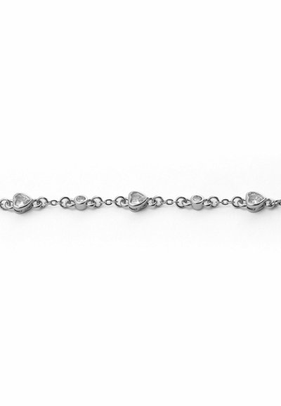 Pulsera de cadena de plata con eslabones en forma de corazón intercalados con gemas transparentes, que destaca por su acabado pulido y diseño delicado.