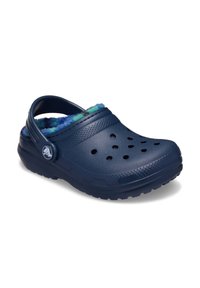 Marineblauwe klomp met een getextureerd rubberen lichaam, ventilatiegaten en een zachte, kleurrijke fleecelining rondom de kraag voor comfort.