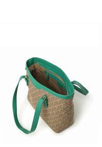 Borsa tote in tessuto marrone a fantasia con dettagli in pelle sintetica verde. Presenta manici doppi e una tasca interna con zip. Texture liscia.