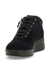 Scarpa alla caviglia in suede blu scuro con suola rialzata, caratterizzata da lacci neri, occhielli argentati e una zip laterale per un facile accesso.