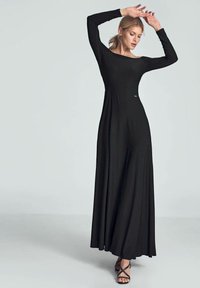 Schwarzes, langärmeliges Maxikleid in fließendem Design, aus weichem Stoff gefertigt, mit Rundhalsausschnitt und dezentem Logo-Detail in der Taille.