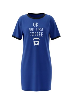 Vestido azul de manga corta con ribete negro y texto blanco "OK. BUT FIRST COFFEE" encima de un icono de taza de café con un corazón.