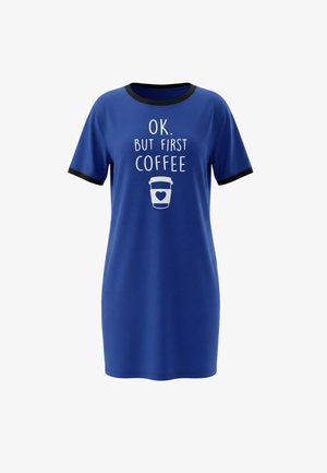 Niebieska sukienka z krótkim rękawem, czarnym wykończeniem i białym tekstem "OK. BUT FIRST COFFEE" nad ikoną filiżanki kawy z serduszkiem.
