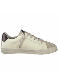 Weiße Leder-Sneaker mit grauen Wildlederelementen, runder Zehenform und strukturiertem Gummisohle. Merkmale sind das Schnürdesign und das geprägte Detail an der Ferse im Krokodil-Look.