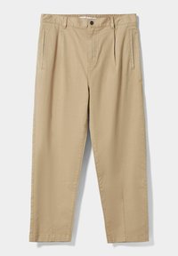 Khakifärgade byxor med avslappnad passform, tillverkade av en bomullsblandning. Har veck, sidofickor och en knäppning i midjan.