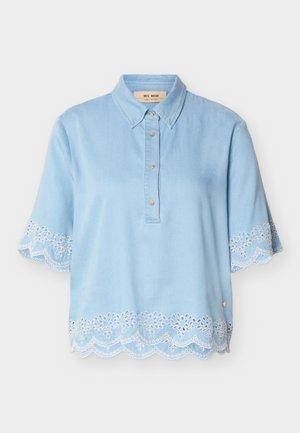 Blouse bleu clair à manches courtes avec col, patte de boutonnage et bordure en dentelle florale blanche aux manches et à l'ourlet.