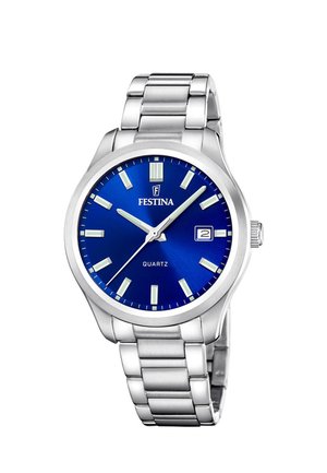 Silberne Metall-Armbanduhr mit blauem Zifferblatt, weißen Stundenmarkierungen, drei Zeigern, Datumsanzeige bei 3 Uhr und Festina-Logo unterhalb der 12-Uhr-Position.