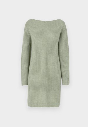 Vestido de punto de manga larga en verde claro con un escote ancho, que presenta un patrón de canalé texturizado y una silueta recta.