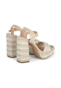 Sandalias de tacón alto beige con acentos trenzados en crema y tacones de bloque texturizados que presentan detalles tejidos y una correa con hebilla.
