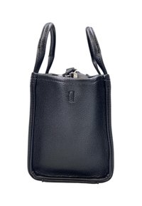 Borsa a tracolla nera in pelle con superficie testurizzata, forma rettangolare, manici superiori e chiusura a zip. Presenta un design minimalista senza hardware visibile.
