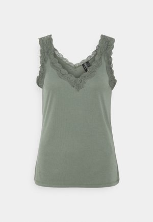 T-shirt vert sans manches avec encolure en V, ornée de dentelle le long de l'encolure et des épaules, en tissu doux avec une coupe régulière.