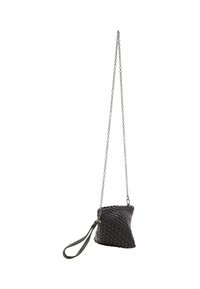 Czarna torba crossbody z plecionej skóry z łańcuszkowym paskiem i skórzanym uchwytem. Torba ma luźny, prostokątny kształt i teksturowaną powierzchnię.