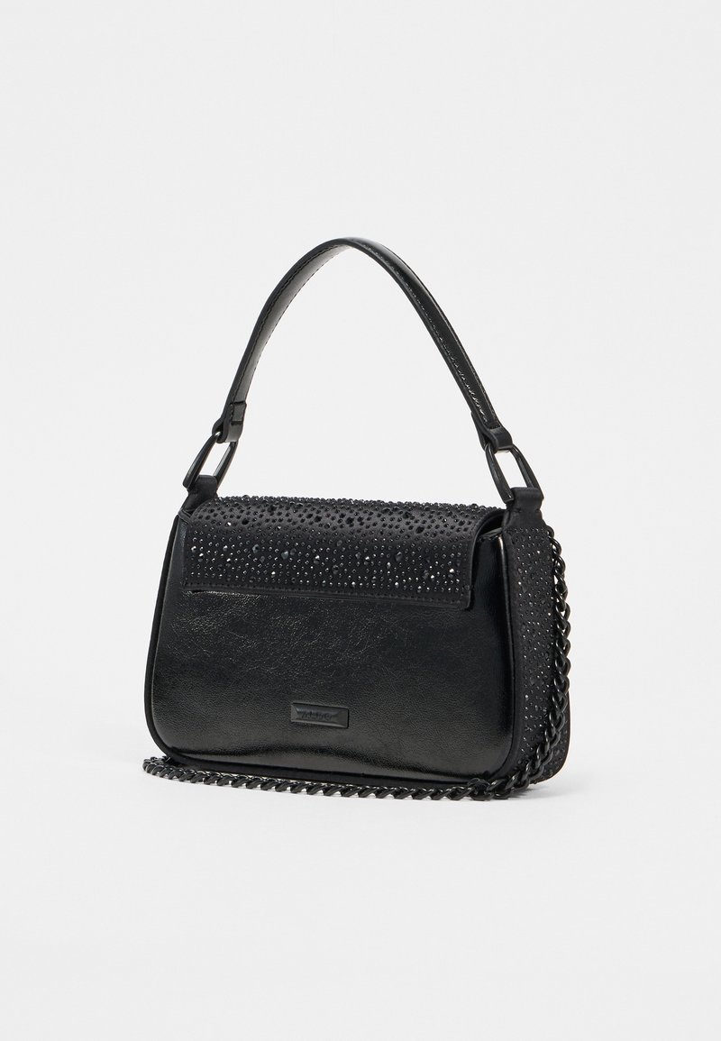Borsa a mano in pelle nera con una parte superiore testurizzata, decorata con strass e una tracolla a catena. Forma compatta e rettangolare con un lembo anteriore.