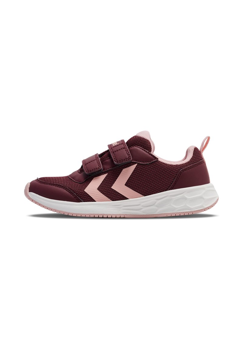 Weinrote und rosa Sportschuhe mit zwei Klettverschlüssen und einer strukturierten Sohle, die diagonal angeordnete Chevron-Designs an der Seite aufweisen.