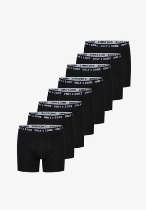 Siedem par czarnych bokserek z białymi elastycznymi pasami w talii z logo "ONLY & SONS", ułożonych w stopniowany, opadający rząd.