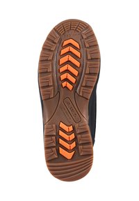 Suela de una bota resistente marrón y naranja con profundos patrones de tracción y marcas de texto, que incluyen "A.W.S. 360° GRIP" y "AQUA CHANNEL."