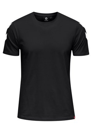 Svart kortärmad t-shirt med vita chevron-accenter på axlarna, rund halsringning och rak fåll. Tillverkad av mjukt material.