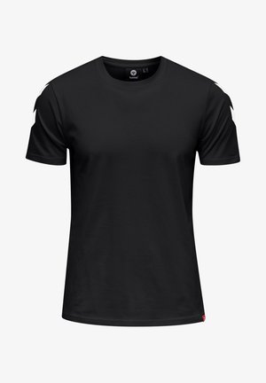 Svart kortärmad t-shirt med vita chevron-accenter på axlarna, rund halsringning och rak fåll. Tillverkad av mjukt material.