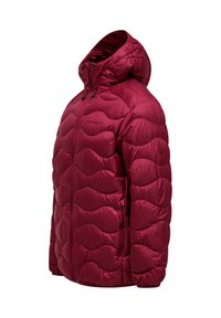 Burgundin värinen tilkkutäkki-puff takki huppulla, etuvetoketjulla ja sivutaskuilla, esitetty hieman sivukulmassa valkoista taustaa vasten.