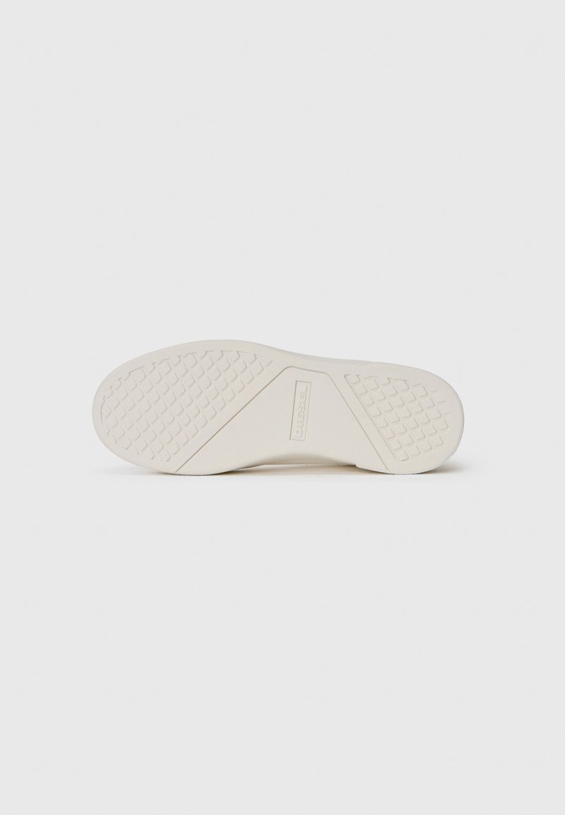 Suela de zapato de goma blanca con un patrón de agarre texturizado, presentando una superficie lisa y un logo grabado. La forma es redondeada en la punta.
