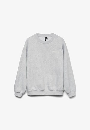 Sweatshirt gris clair en tissu doux. Présente un col rond, des épaules tombantes et des poignets côtelés. Petit texte sur le devant.