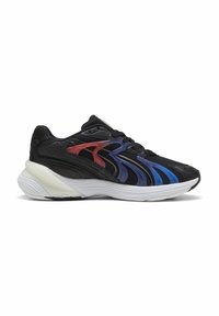 Sorte atletiske sneakers med en struktureret overdel, der har gradientdetaljer i rød, blå og hvid. Tykk hvid sål til polstring.