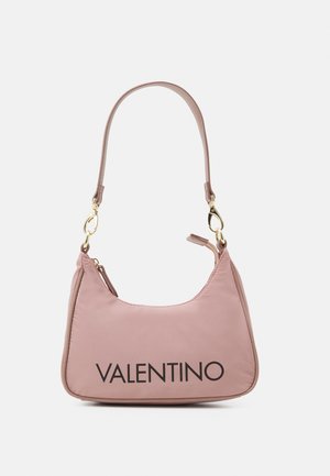 Sac à main en nylon rose avec une forme courbée, doté d'une bandoulière et de quincaillerie dorée. L'avant affiche le nom de la marque "VALENTINO" en noir.