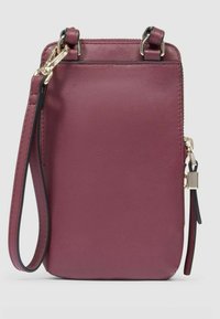 Borsa a tracolla in pelle bordeaux con chiusura a zip, dettagli in metallo dorato e cinturino da polso removibile. Texture liscia con design minimalista.