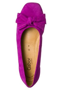 Ballerine en daim violet avec un détail en nœud sur le devant et semelle intérieure rembourrée couleur tan marquée "Gabor comfort" taille 4.